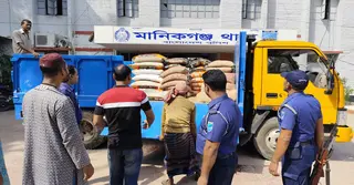 মানিকগঞ্জে পুলিশের ধাওয়ায় ১৩৩ বস্তা চালসহ পিকআপ জব্দ